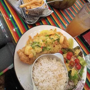 Filete de pescado con corona de camarones 