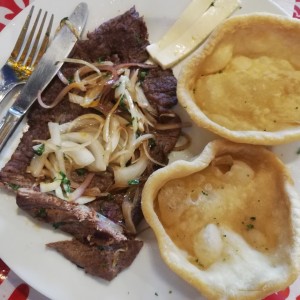 Bistec encebollado con hojaldres