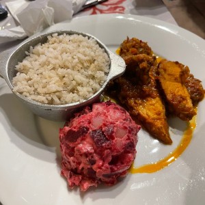 Lechona en salsa, arroz con coco y ensalada de feria.