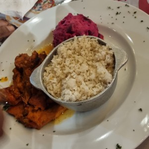 Lechona Sabroso con arroz con coco y ensalada de feria