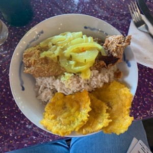 Filete al Escobich con arroz con coco y patacones