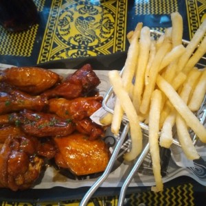 alitas BBQ con papas