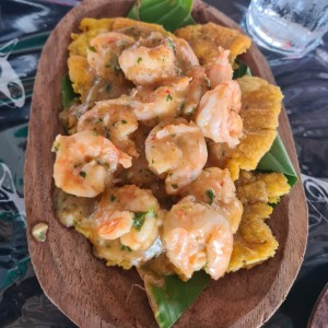 Camarones al Ajillo con Patacones