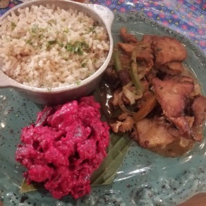 Lechona, arroz con coco y ensalada de feria