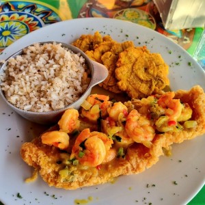 Pescado a lo Macho con arroz con coco y patacones