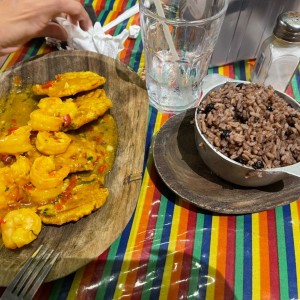 Camarones al Ajillo con Patacones