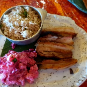 Puerco ahumado , arroz con coco ensalada de Feria