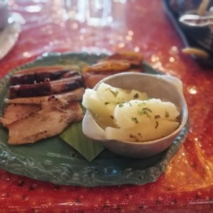 Puerco ahumado, yuca al mojo