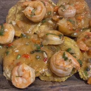 Camarones al Ajillo con Patacones