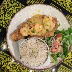 Filete de pescado con corona de camarones y arroz con coco