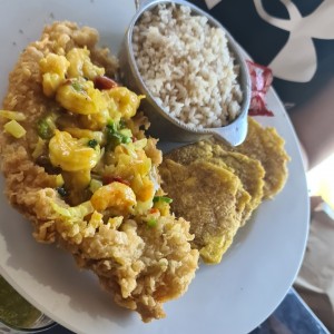 filete de pescado con corona de camarones