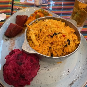 Arroz con pollo, ensada de feria, tamal y platano en tentacion. 