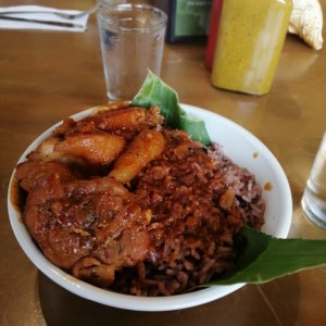 mono de arroz con guandu, gallina guisada y tajadas