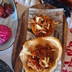 hojaldra y tortilla con ropa vieja