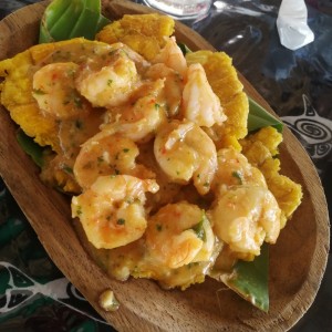 Camarones al Ajillo con Patacones