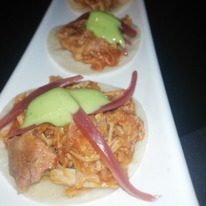 Mini tacos de cochinilla BBQ