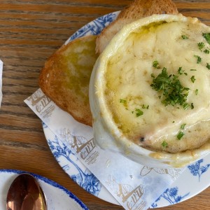 Sopa de Cebolla Francesa y Queso Gruyere