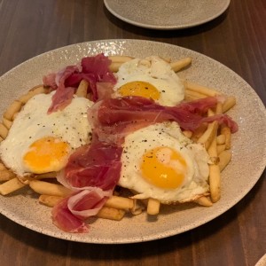 Papas con huevony Jamon serrano