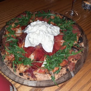 pizza de burrata y proscciuto