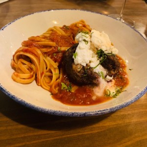 Linguini con albondiga pomodoro