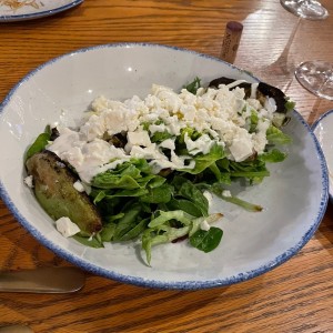 ensalada con aguacate a la parrilla