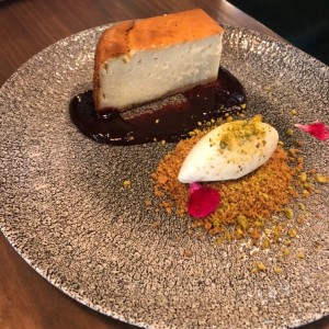 cheesecake con frutos rojos y helado