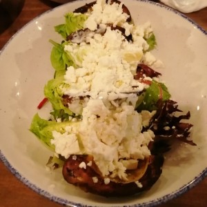 Ensalada de aguacate asado con queso feta