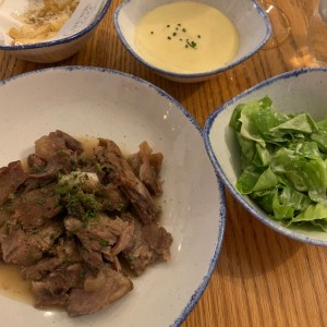 cordero en su jugo con aligot y ensalada