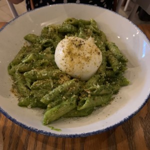 penne con pesto y burrata