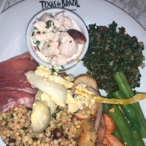 Mezcla variada del salad bar (Jamon serrano, ceviche, tabule, cous cous, esparragos, camarones)