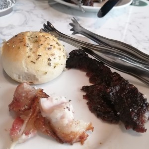 Pan de ajo, pollo con Bacon 