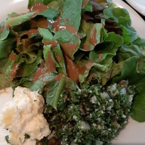 Ensaladas verde y tabule 