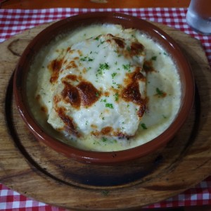 Lasagna de pollo en salsa blanca gratinada