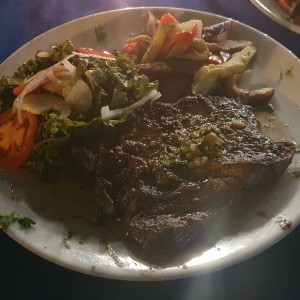 Rib Eyes con ensalada y vegetales a la parrilla