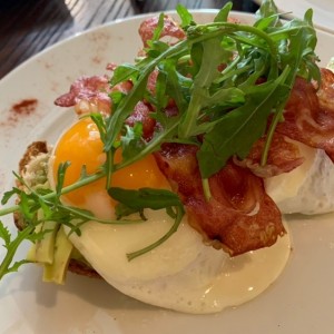 tostada de aguacate, huevo, bacon