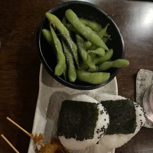 Edamame y oniguiri