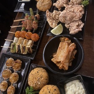 Kimchi, brochetas, encuentro frito y croquetas de salmon