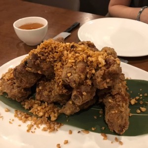 costillas con hojuelas de ajo