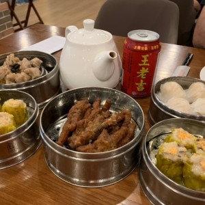 costillas, patitas de pollo, hakao y siu mae 