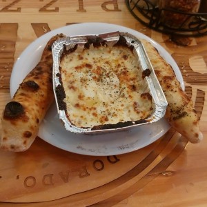 Queso Fundido con Breadsticks