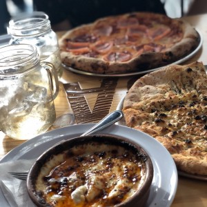 Queso Fundido y pizza de pepperoni