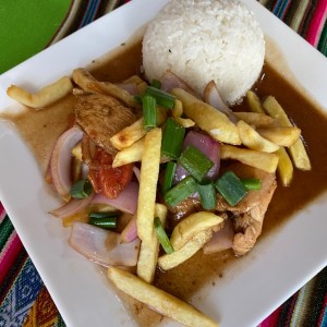 Pollo saltado