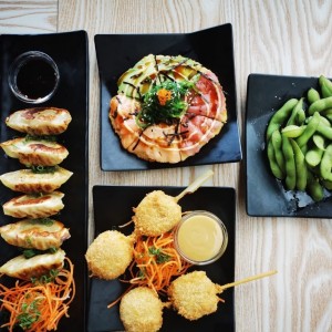 Entradas - Gyosas; sushi pizza, brochetas de queso y edamame