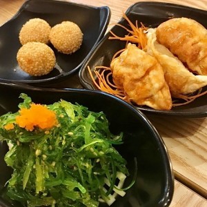 Wakame Gyosas y Bolitas de Sesame