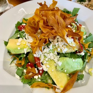 Ensalada de Aguacate y camote frito en tiras