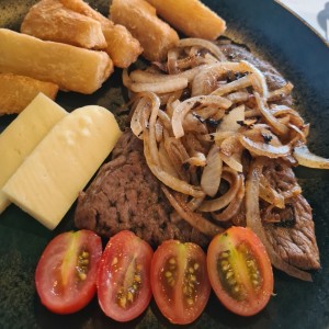 carne encebollada