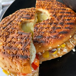 Emparedado de bagel con pollo