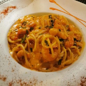 Pasta con gambas y pomodoro