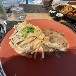 Fettucini y pollo en salsa de hongos