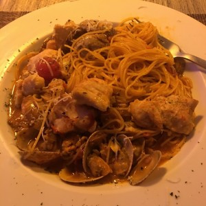 linguini con pescado y almejas